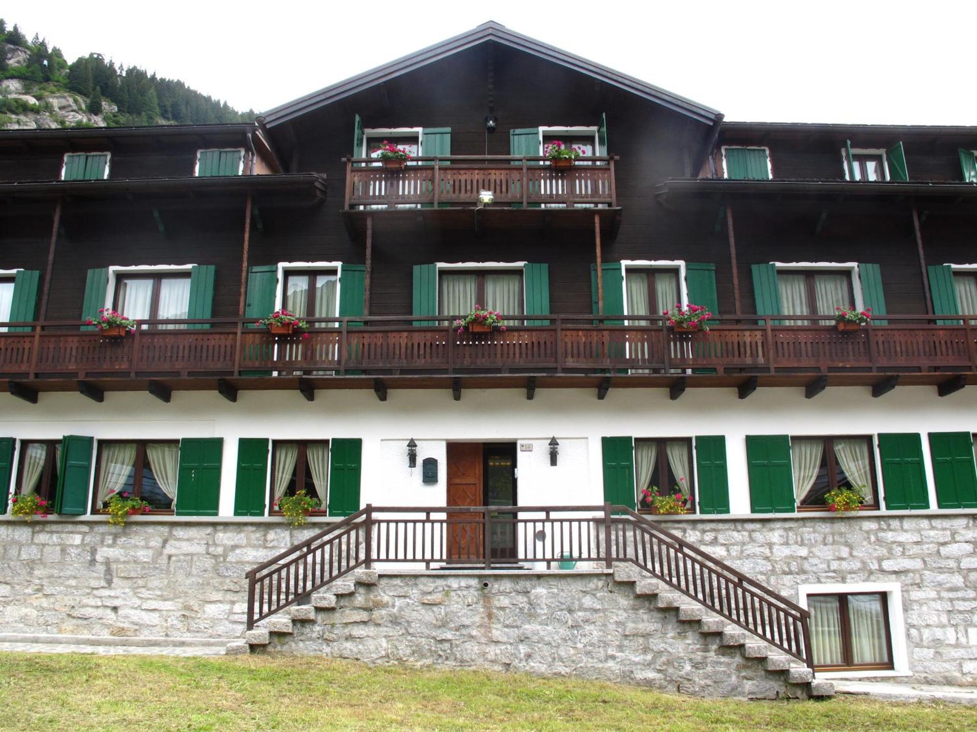 Casa Alpina Don Guanella Bed & Breakfast Macugnaga Exterior photo